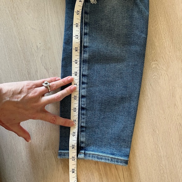 Good American distressed jeans. Size 4 / 27 - Picture 8 of 8